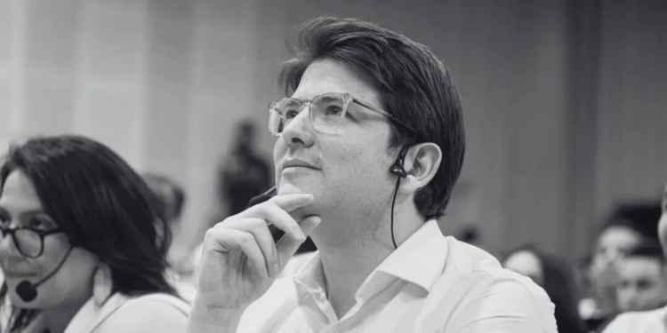 "Miguel Uribe Turbay (1986-2025), senador del Centro Democrático, recordado por su compromiso político y su lucha hasta el final tras el atentado que sufrió en junio de 2025."